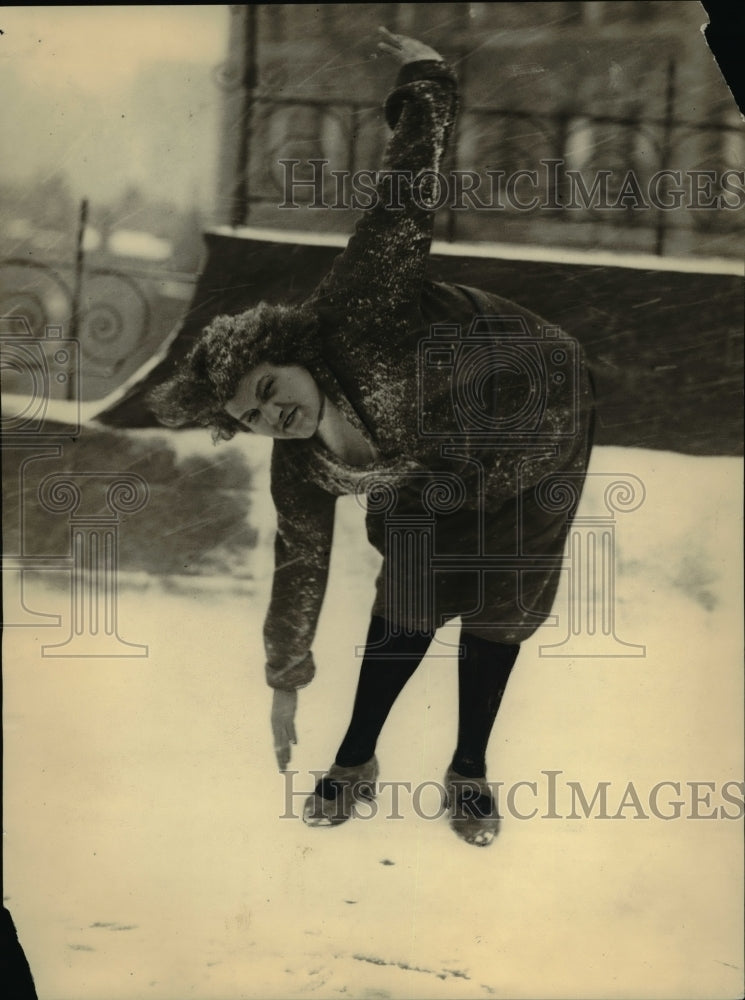 1922 Press Photo Fat person Etta Hime in a exercise program - Historic Images
