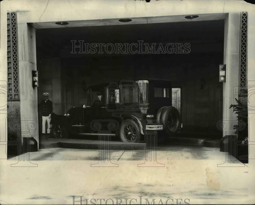 1931 Press Photo An automobile on a turntable at Lake Shore Drive - nex19980 - Historic Images