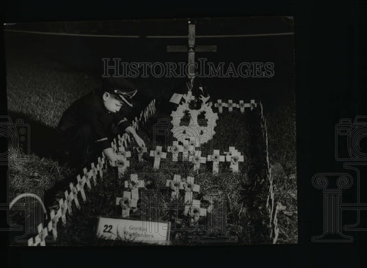 1938 Press Photo Little Boy at Field of Rememberance, Westminster Abbey WWI - Historic Images