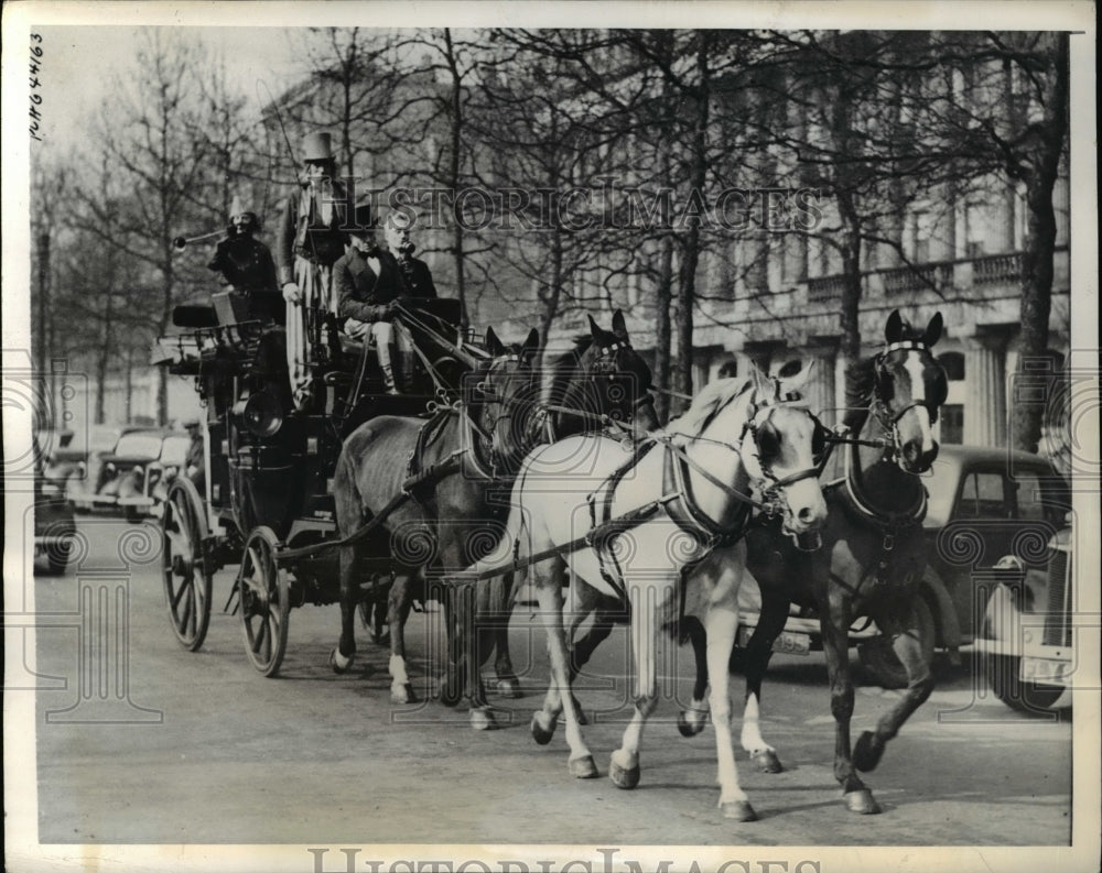 1942 Press Photo London Stage Coach The Adventure During Warship Week Parade - Historic Images