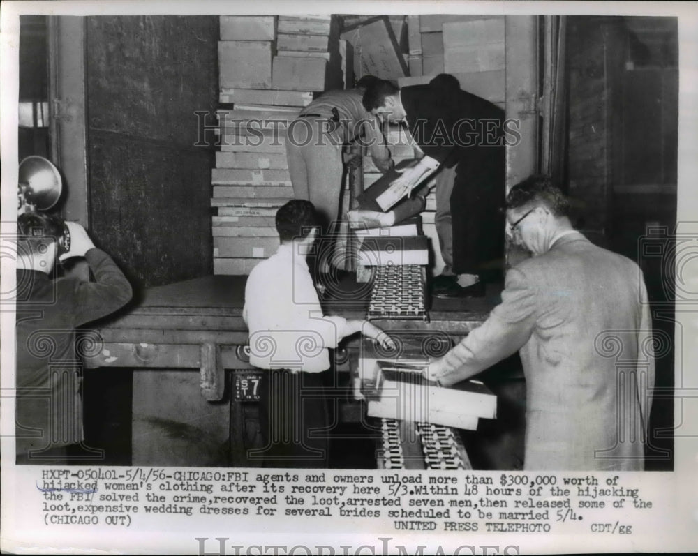 1956 Press Photo FBI Agents &amp; Owners Unload Hijacked Women&#39;s Clothing - Historic Images