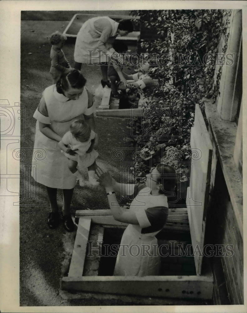 1940 Press Photo Hertfordshire England Nurses &amp; babies at air raid shelter - Historic Images