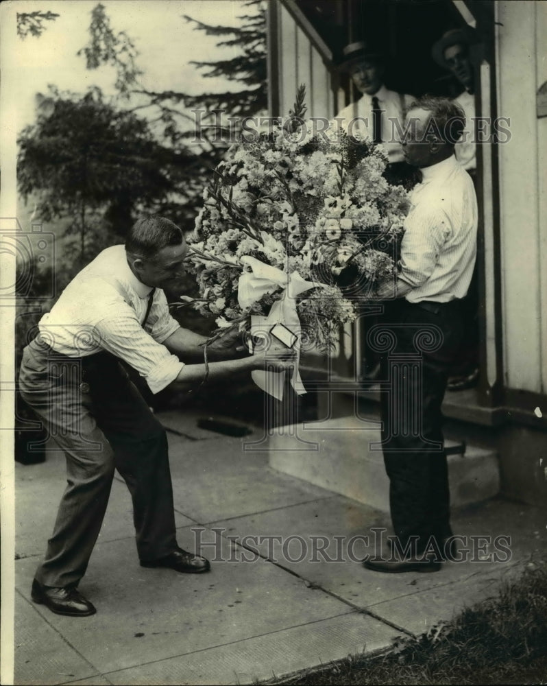 1923 Press Photo President Coolidge wreath for ceremony in Wash DC - Historic Images