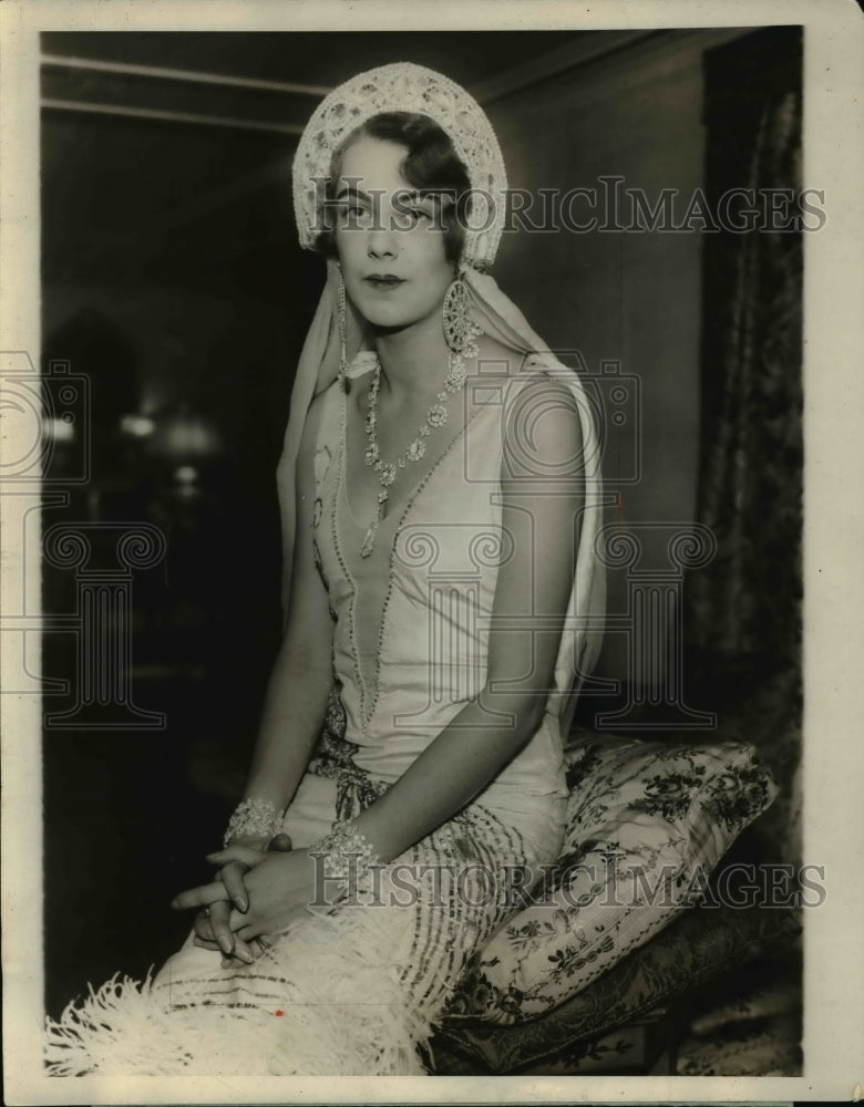 1928 Press Photo Miss Florence T Weicher at Hotel St Regis in NYC - Historic Images