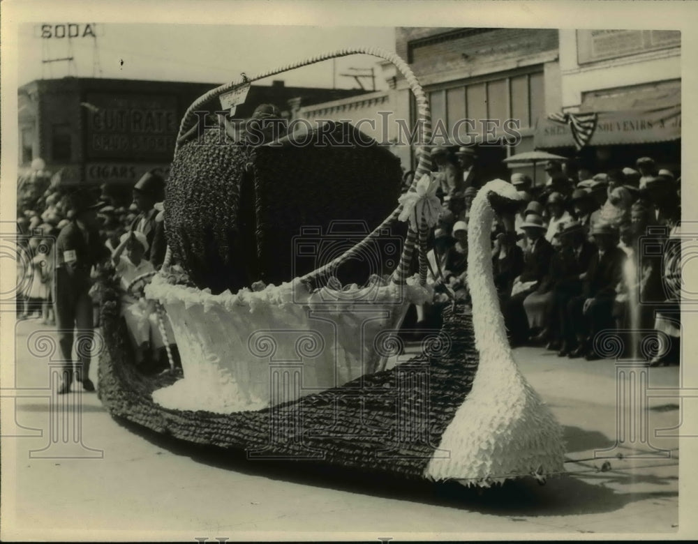 1926 Press Photo Kiddies Pageant Swan Mechanical Rose Queen Genevieve Gonzalez - Historic Images