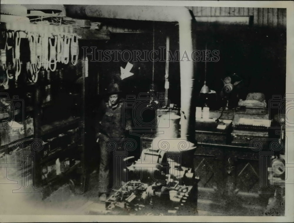 1935 Press Photo St Louis Mo  burglar at Frank Aichele Tire Shop - Historic Images