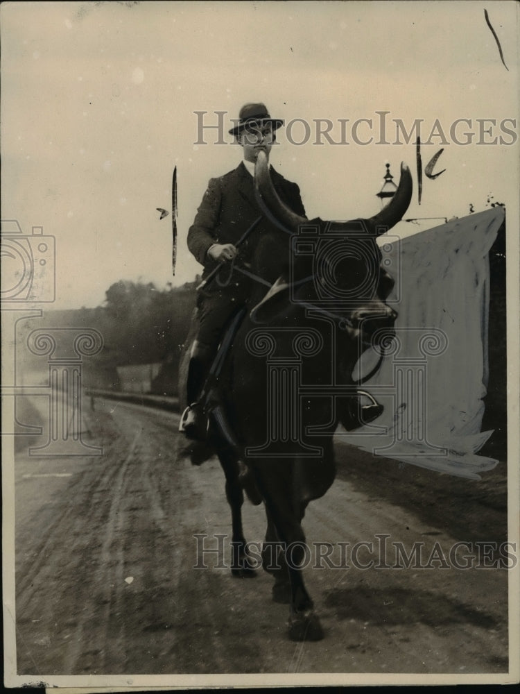1925 Press Photo Out for a morning ride with an Indian Bull - Historic Images