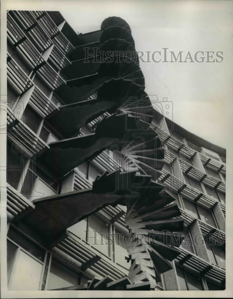 1958 Press Photo Soaring Spiral of Fan Shaped Whirls rises on the side of UNESCO - Historic Images