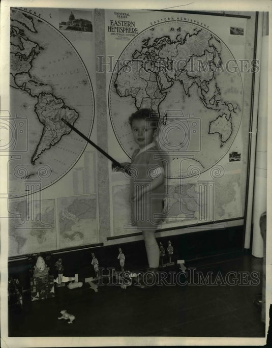 1931 Press Photo Van Dyk Tiers age 3 Downers Grove Ill  & maps in nursery - Historic Images