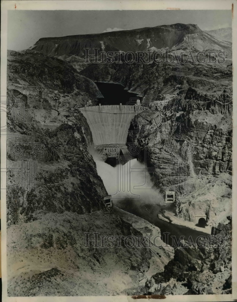 1937 Press Photo Water Pours From All Outlets Of Boulder Dam - Historic Images