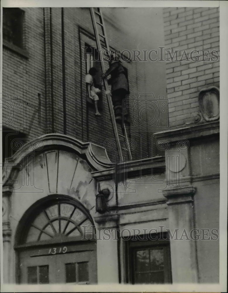 1949 Press Photo Chicago  fireman aids Mrs L Jason from burning building - Historic Images