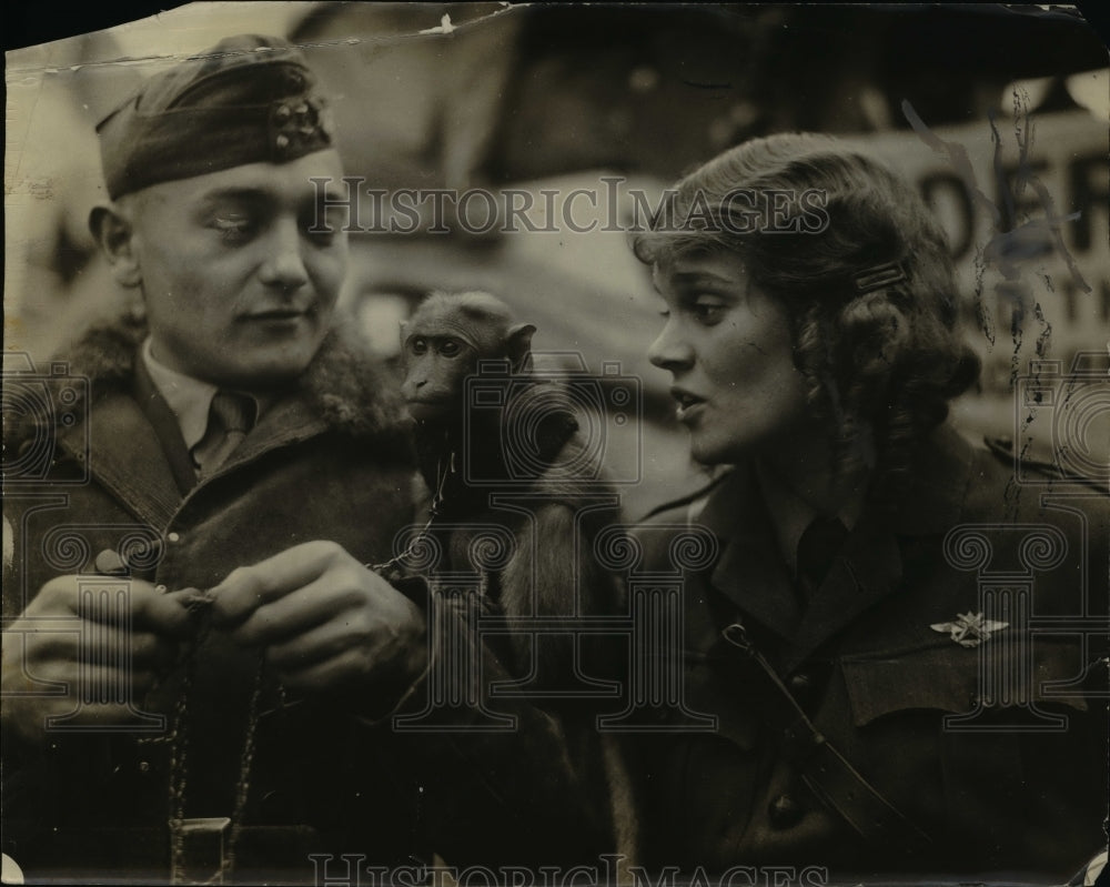 1925 Press Photo Captain &amp; Mrs Wandervill &amp; pet monkey - Historic Images