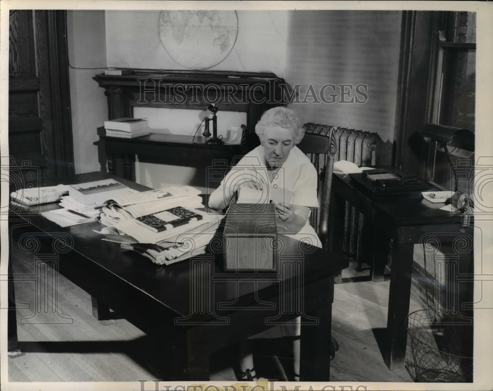 1944 Press Photo Dr. Maude Syle University of Chicago Research Scientist - Historic Images