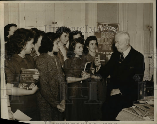 1938 Press Photo Mr Sullivan  & students at Teachers College - Historic Images