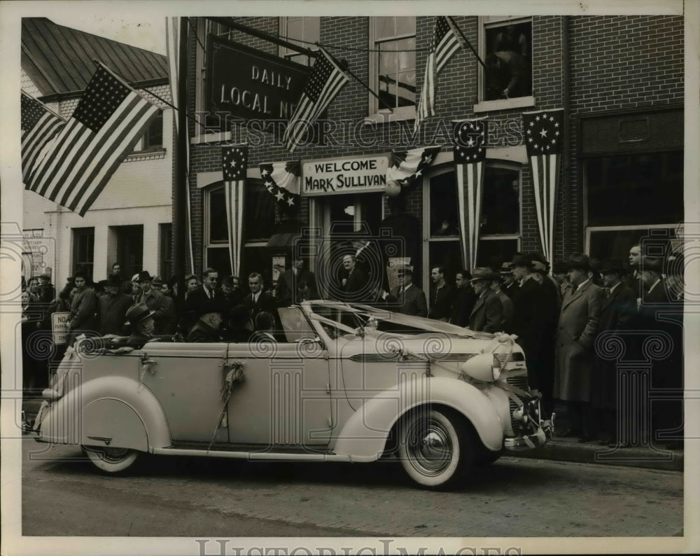 1938 Press Photo Crowds surround Mark Sullivan  at a campaign office - Historic Images