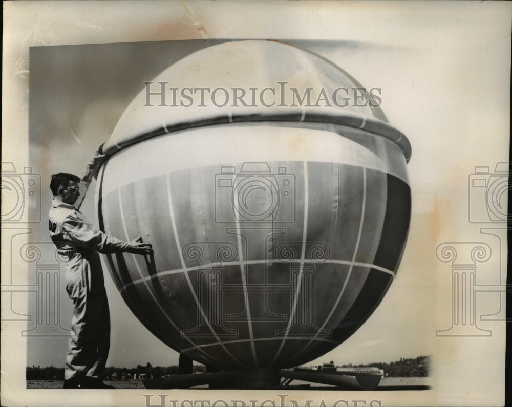 1960 Press Photo Coated fabric balloon called a Ballute - Historic Images