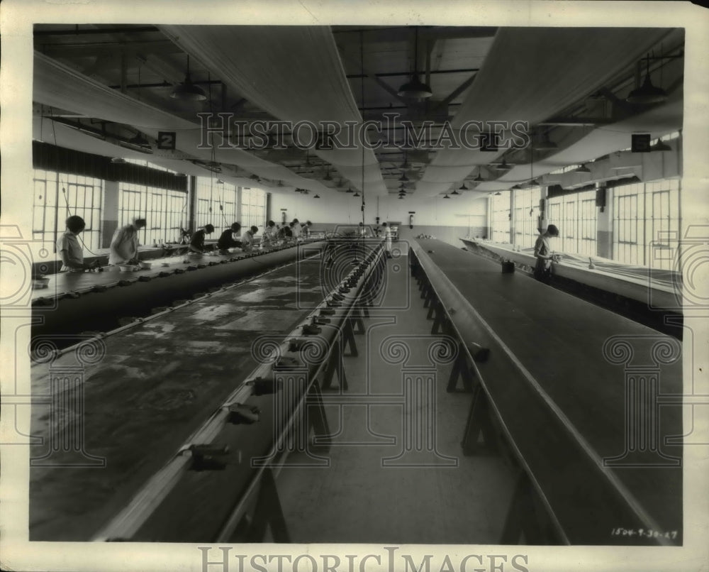 1927 Press Photo laying skins in Goldbeater room, Goodyear Rubber Co-Historic Images