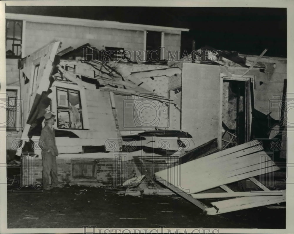 1940 Press Photo W. Watkins With Wrecked Home Near Delavan, ILL - Historic Images