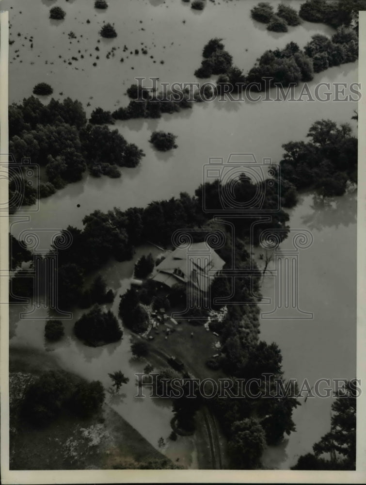 1938 Press Photo Des Plaines Ill floods of tributaries isolate a farm - Historic Images