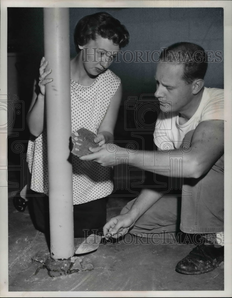 1960 Press Photo Mr &amp; Mrs Richard Hurley &amp; basement floor repairs from floods - Historic Images