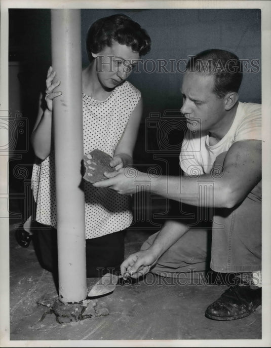 1960 Press Photo Mr & Mrs Richard Hurley & basement floor repairs from floods - Historic Images
