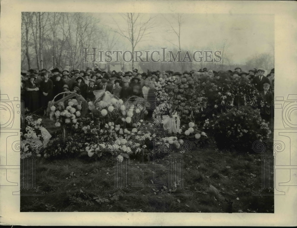 1923 Press Photo Flowers at Steinmetz Grave - Historic Images