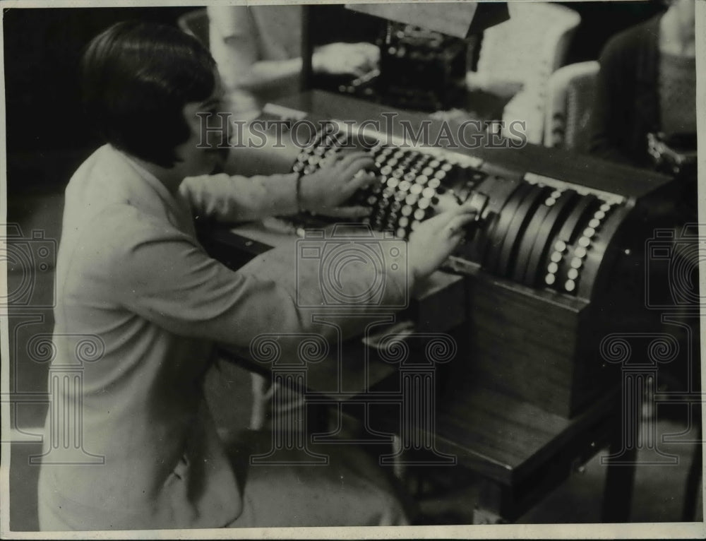 1932 Press Photo Katherine Kane, operating Frankenstine Olympic Ticket Machine-Historic Images