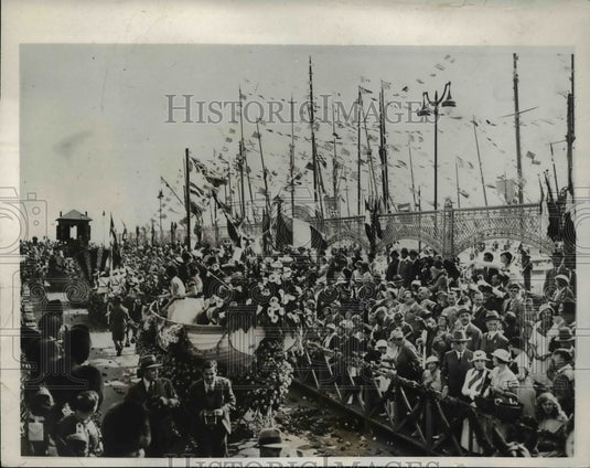 1933 Press Photo Battle of Flowers parade at Cannes France - Historic Images
