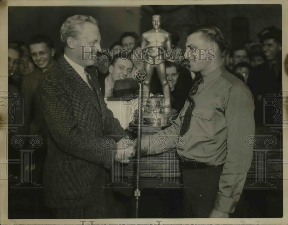 1938 Press Photo Detroit Mich Edson A Smith wins Evans trophy truck driving - Historic Images