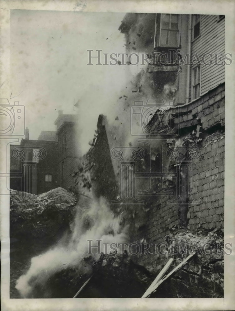 1946 Press Photo Newark NJ 3 story building collapses by an excavation - Historic Images