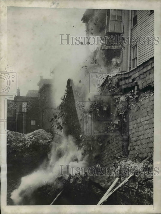 1946 Press Photo Newark NJ 3 story building collapses by an excavation - Historic Images