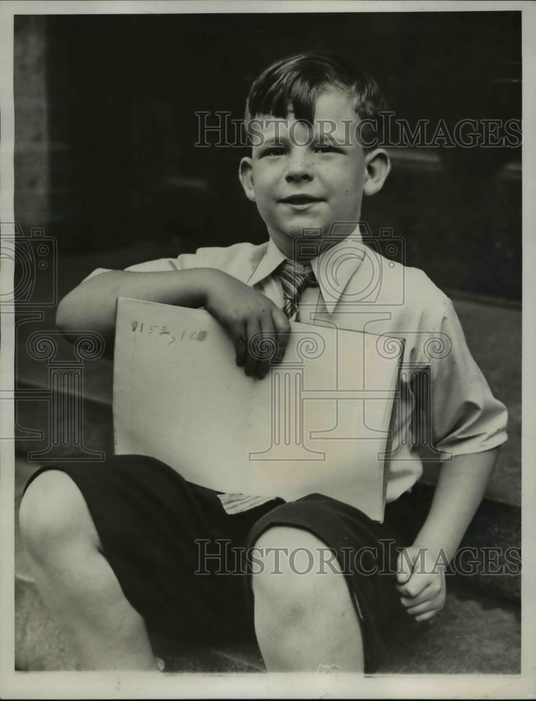 1934 Press Photo Oliver McCailes holding a notebook - Historic Images