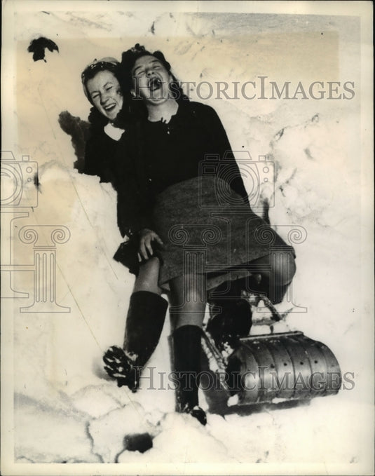 1941 Press Photo New Zealand  vistors tobagganing at Tongariro Natl Park - Historic Images