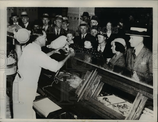 1934 Press Photo San Francisco Butcher Shop Crowd - Historic Images