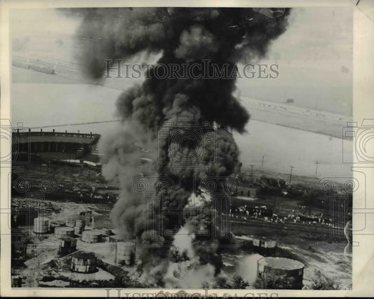 1941 Press Photo Evansville Ind air view of fire  at oil refinery from lighting - Historic Images