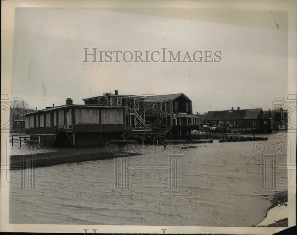 1940 Press Photo Revere Mass Shore Cottages Gale batters Coast - Historic Images