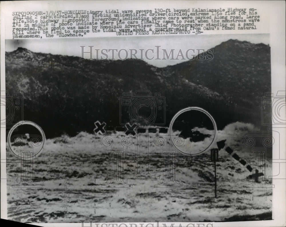 1957 Press Photo Honolulu, Hawaii tidal wave along Kalanianapaole Highway near - Historic Images