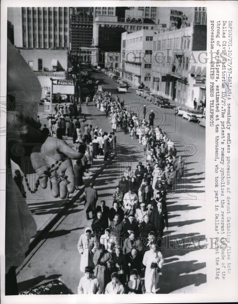 1957 Press Photo Crowd Of Catholics Crowd Into Dallas Civic Auditorium - Historic Images