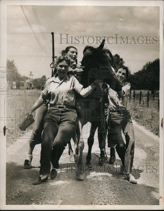 1947 Press Photo Carole Hinslee, tries to mount Towny with friend's help - Historic Images