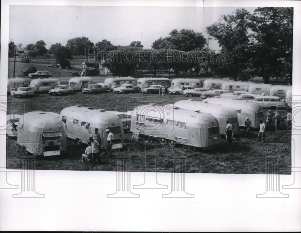 1957 Press Photo Group Of Camping Trainers In Open Field - Historic Images