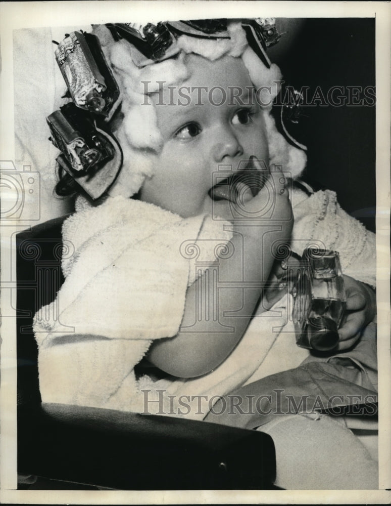 1938 Press Photo Patricia Ann eats cookie at beauty show - Historic Images