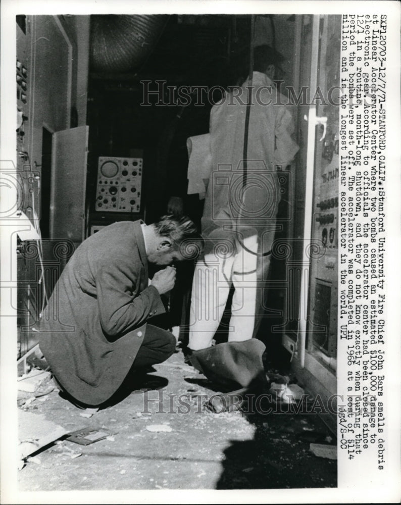 1971 Press Photo Fire Chief John Bars of Stanford University - Historic Images