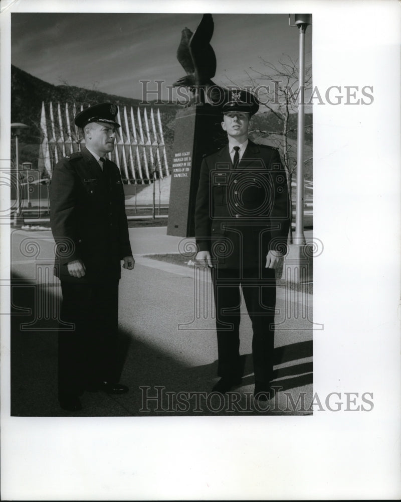 1967 Press Photo James D Berger of Cleveland and Donald E Praser US Military - Historic Images