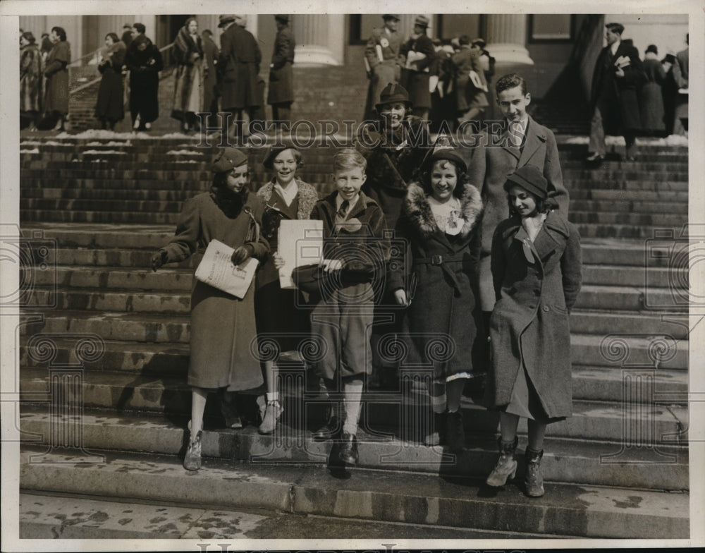 1934 Press Photo Columbia Univ, journalism students at the library - Historic Images