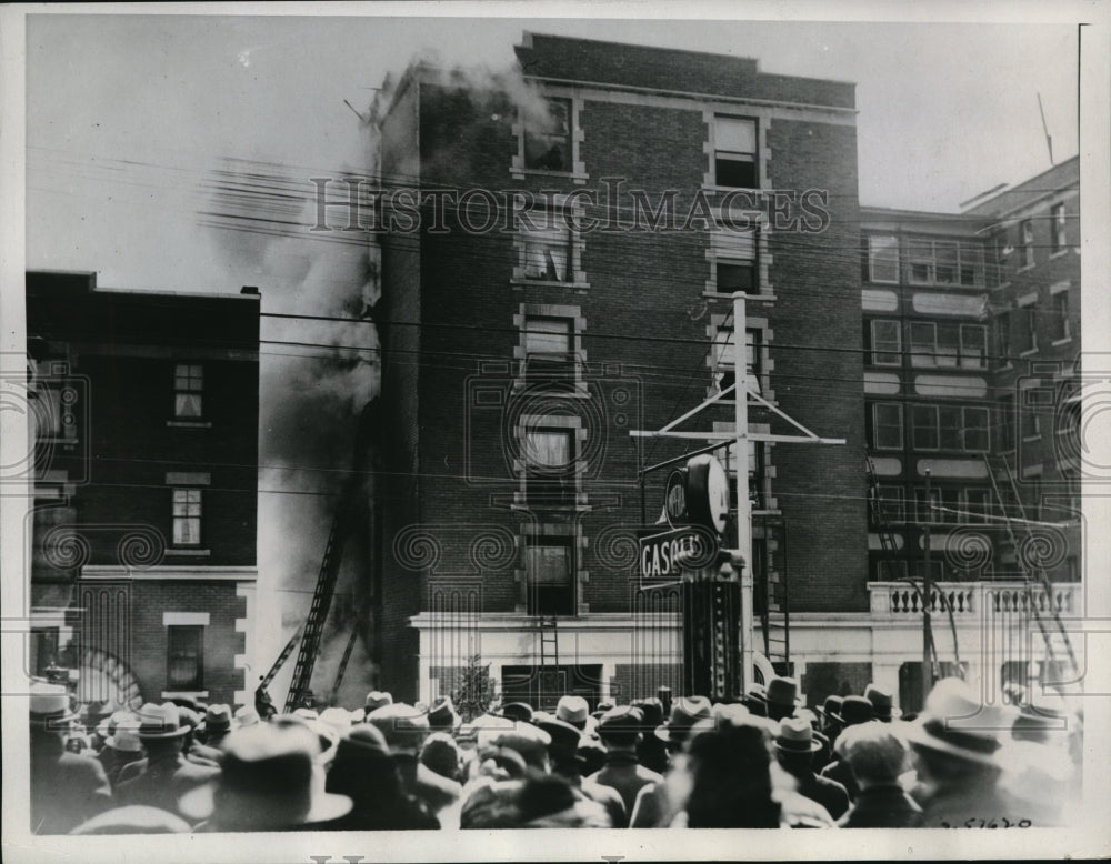 1934 Press Photo Toronto Canada firemen at apartment house fire - Historic Images