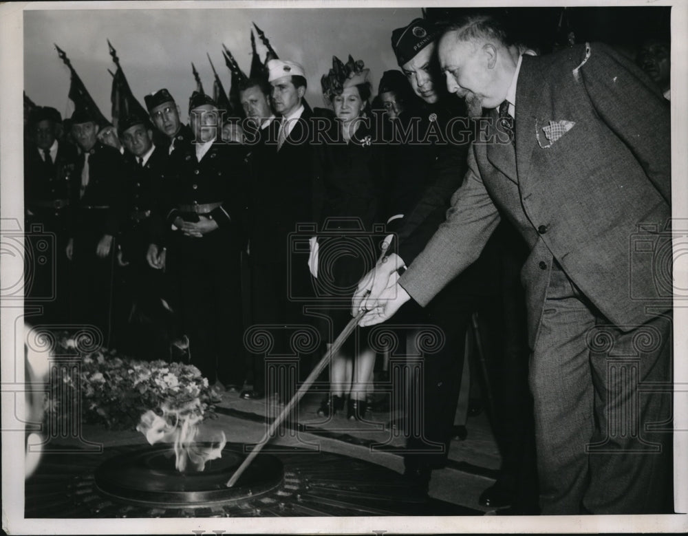 1947 Press Photo Paris FrancePaul Griffeth at Eternal Flame to war dead - Historic Images