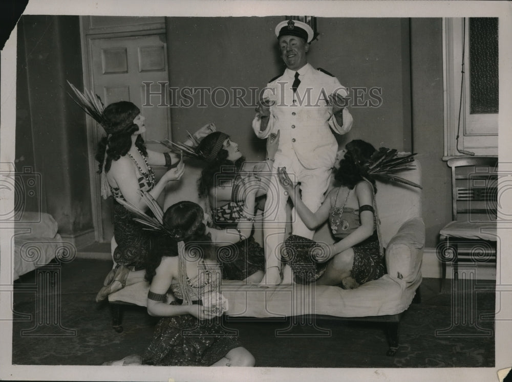 1923 Press Photo WH Berry &amp; chorus from The Island King at Adelphi theater - Historic Images
