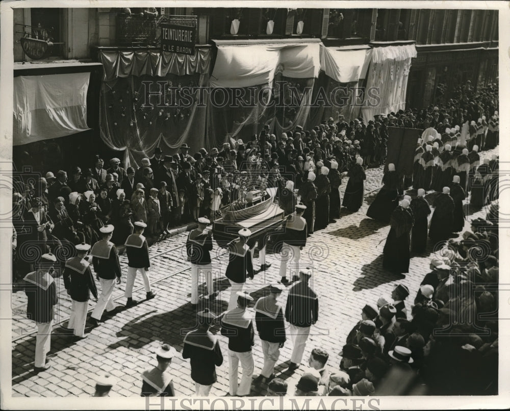 1927 Press Photo French sailors in Shrine procession with fishermens nets - Historic Images