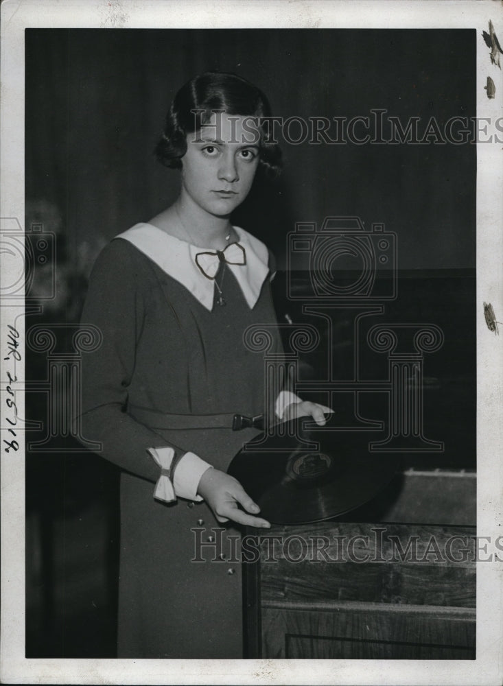 1933 Press Photo New Caruso record presentedto his widow - Historic Images