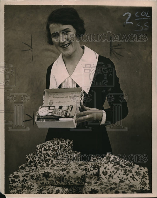 1923 Press Photo Miss Irene Poreslin & some merchandise kits - Historic Images